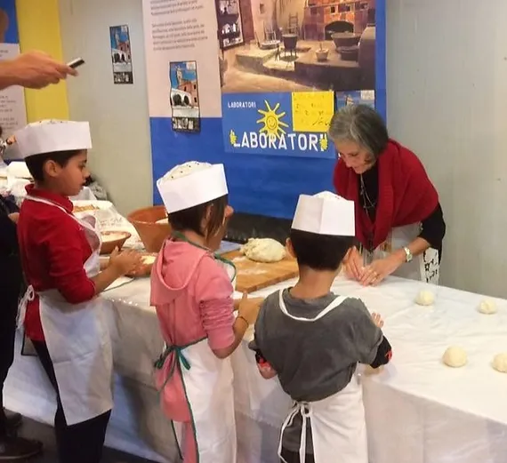 Bambini sardi che svolgono laboratori sulla pasta fatta a mano 